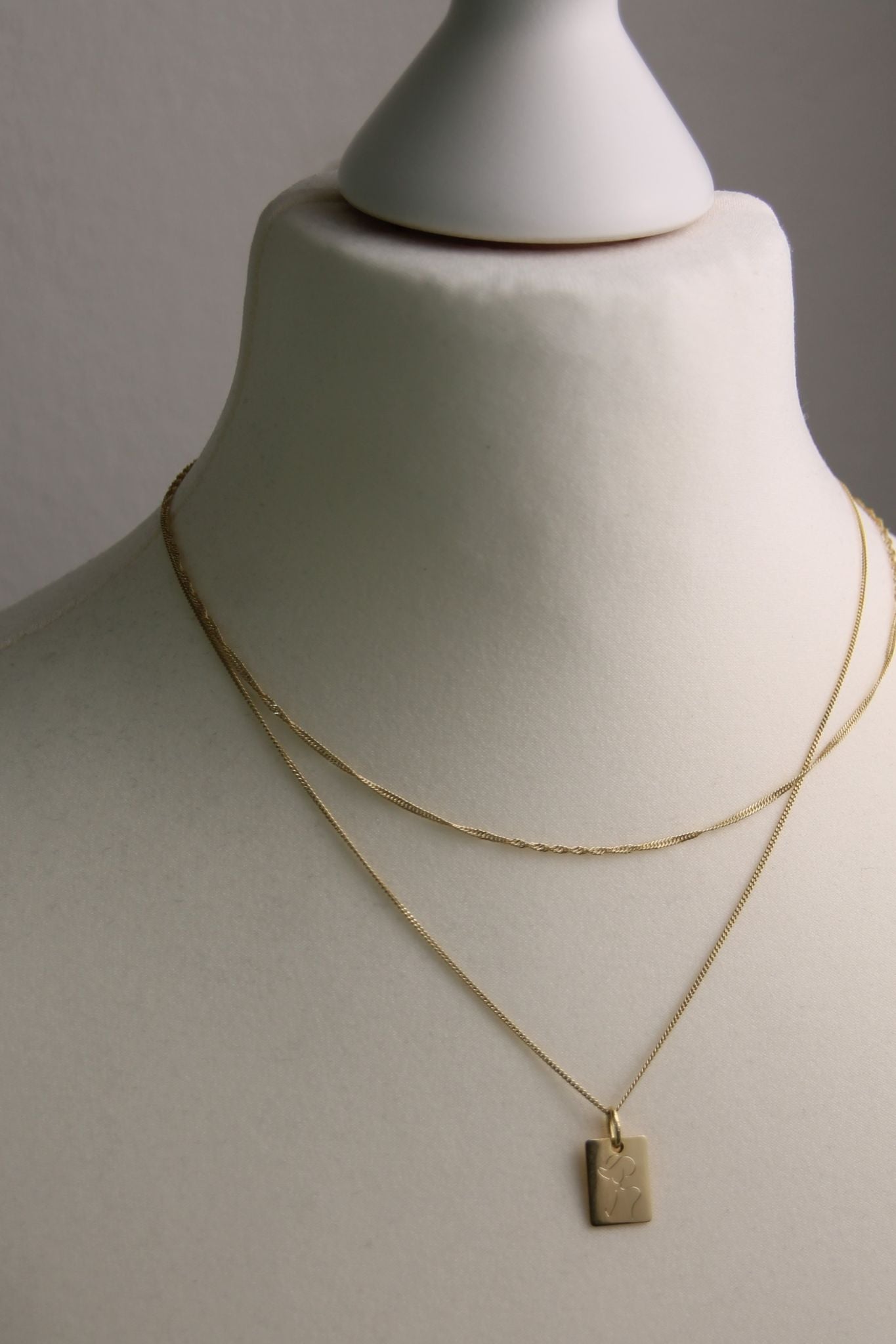 HONOUR I KETTE 8K GOLD Mittellang mit rechteckigem Anhänger