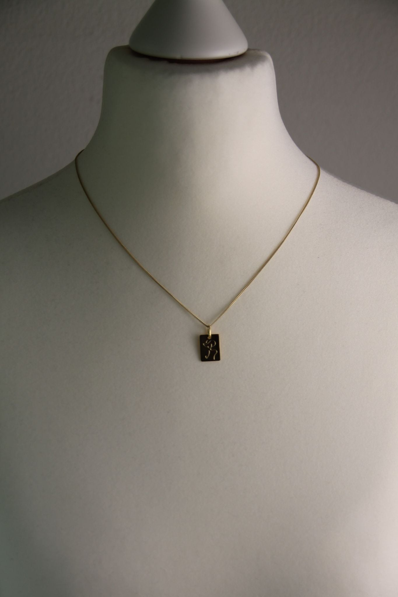 HONOUR I KETTE 8K GOLD Mittellang mit rechteckigem Anhänger