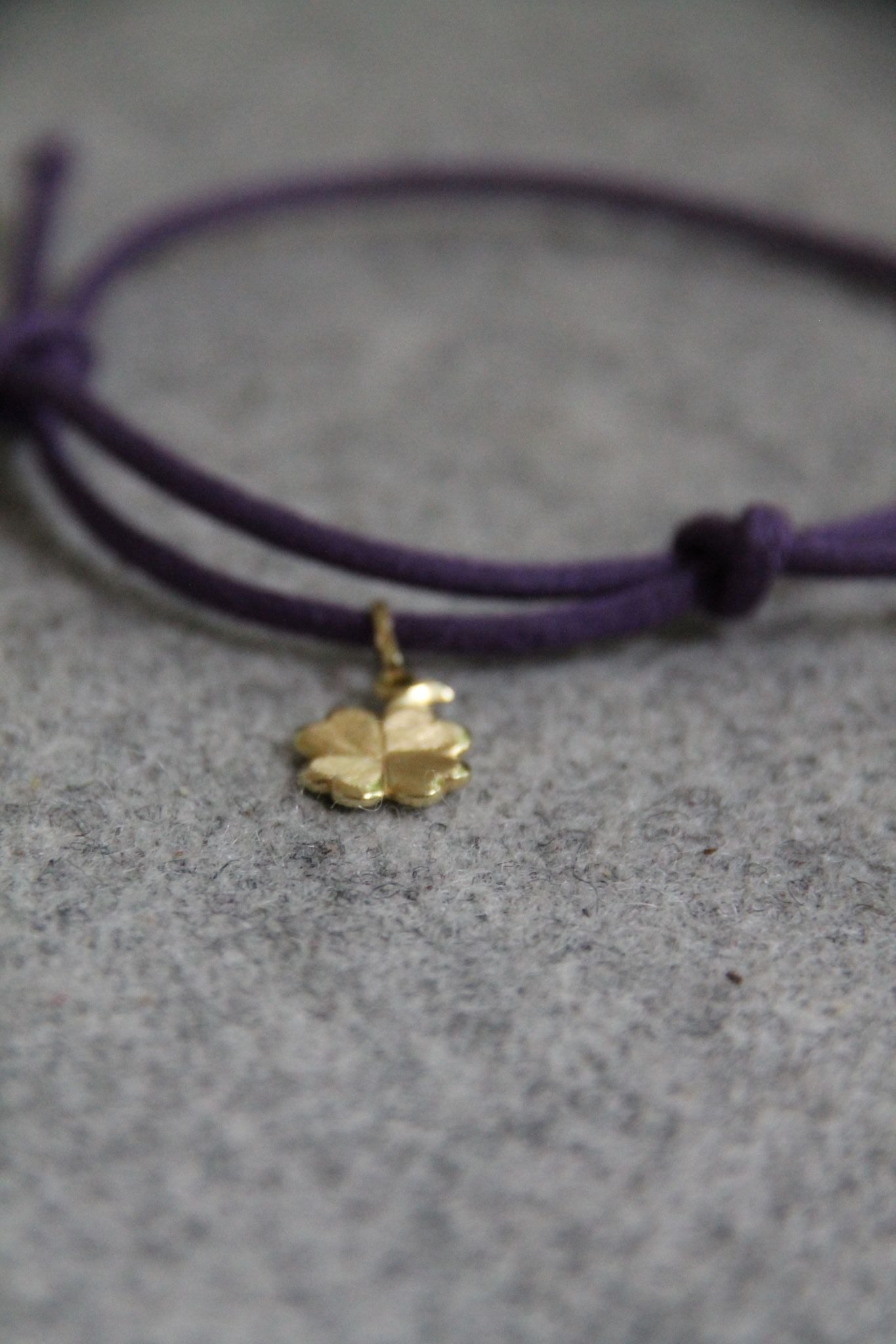 CHARMS COLLECTION FÜR KINDER I STOFFARMBAND mit Kleeblatt I 8K GOLD