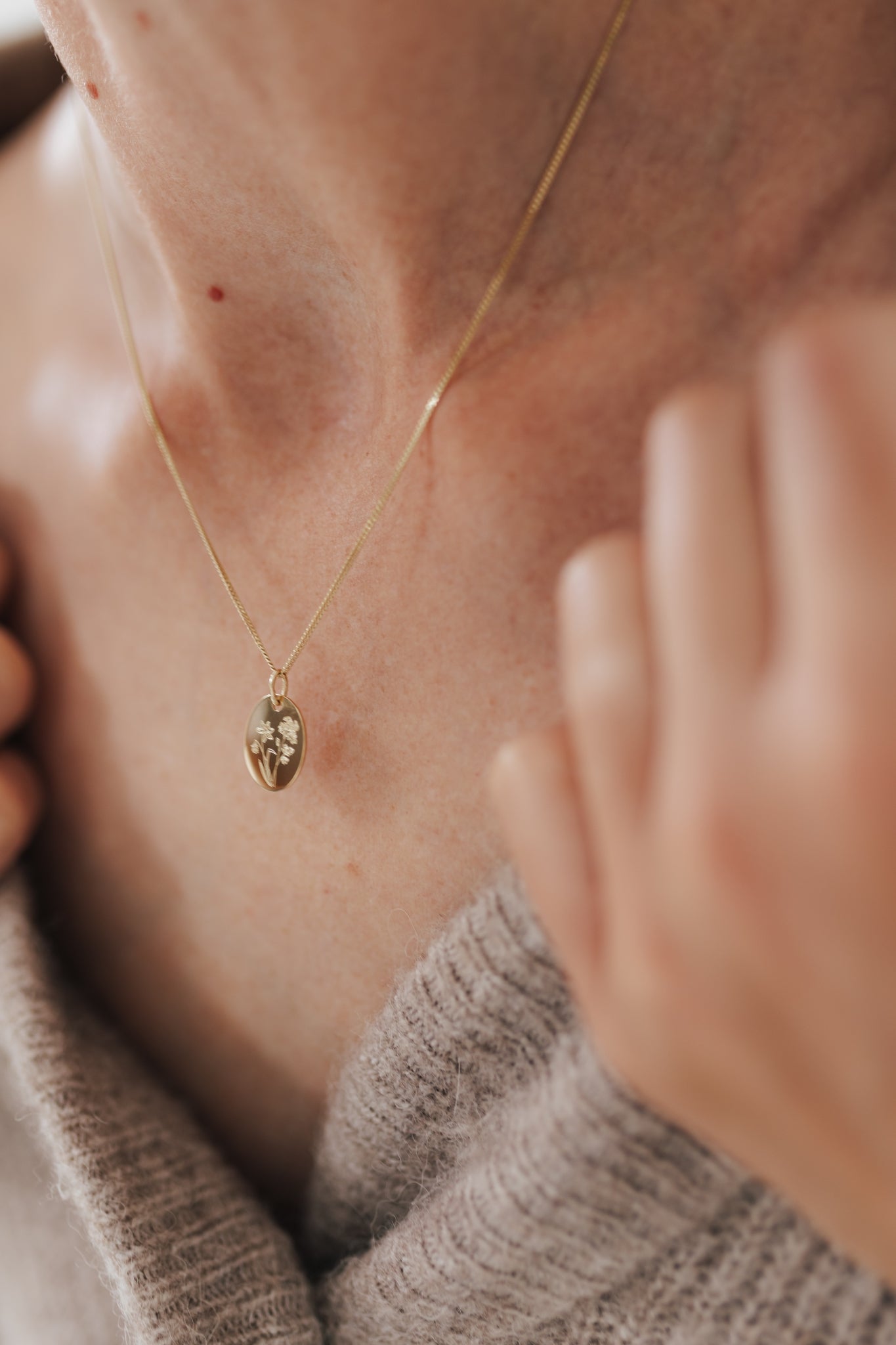 FLORISH I KETTE 8K GOLD MIT GEBURTSBLUMENSTRAUß Mittellang, filigran mit ovalem Anhänger