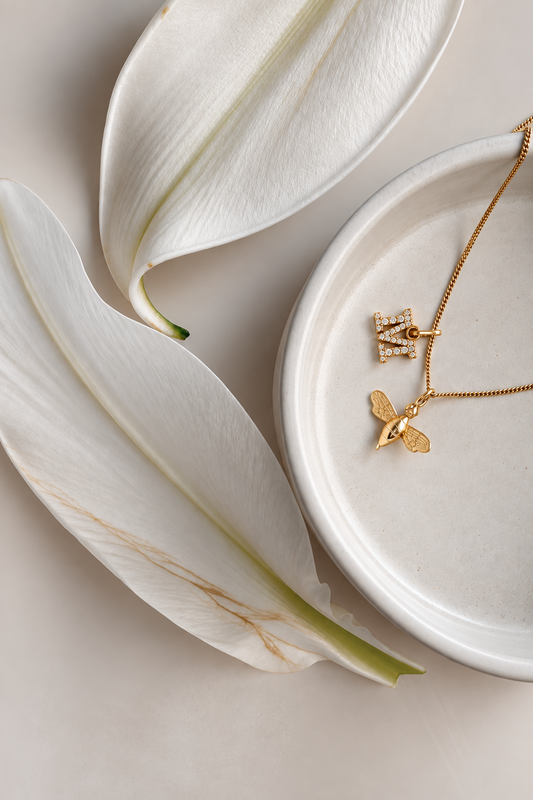 TOGETHER I KETTE Mittellang mit Biene als Anhänger I VERGOLDET - 8K GOLD
