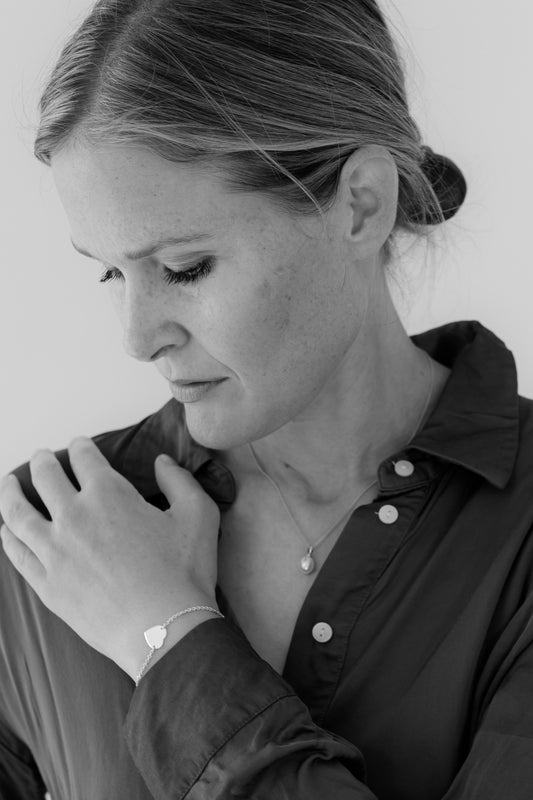 SMALL PEARL I KETTE 8K GOLD Kurz, filigran mit kleiner Süßwasser-Zuchtperle