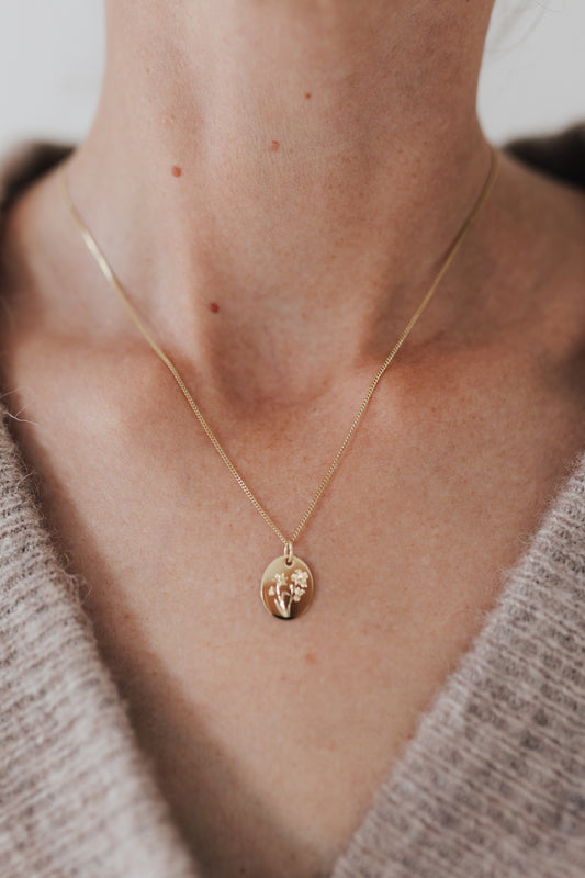 FLORISH I KETTE 8K GOLD MIT GEBURTSBLUMENSTRAUß Mittellang, filigran mit ovalem Anhänger