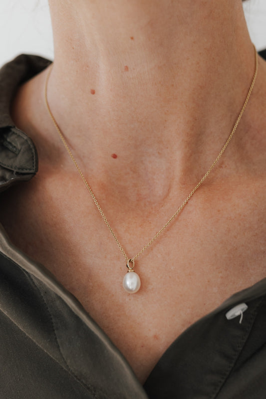 SMALL PEARL I KETTE 8K GOLD Kurz, filigran mit kleiner Süßwasser-Zuchtperle