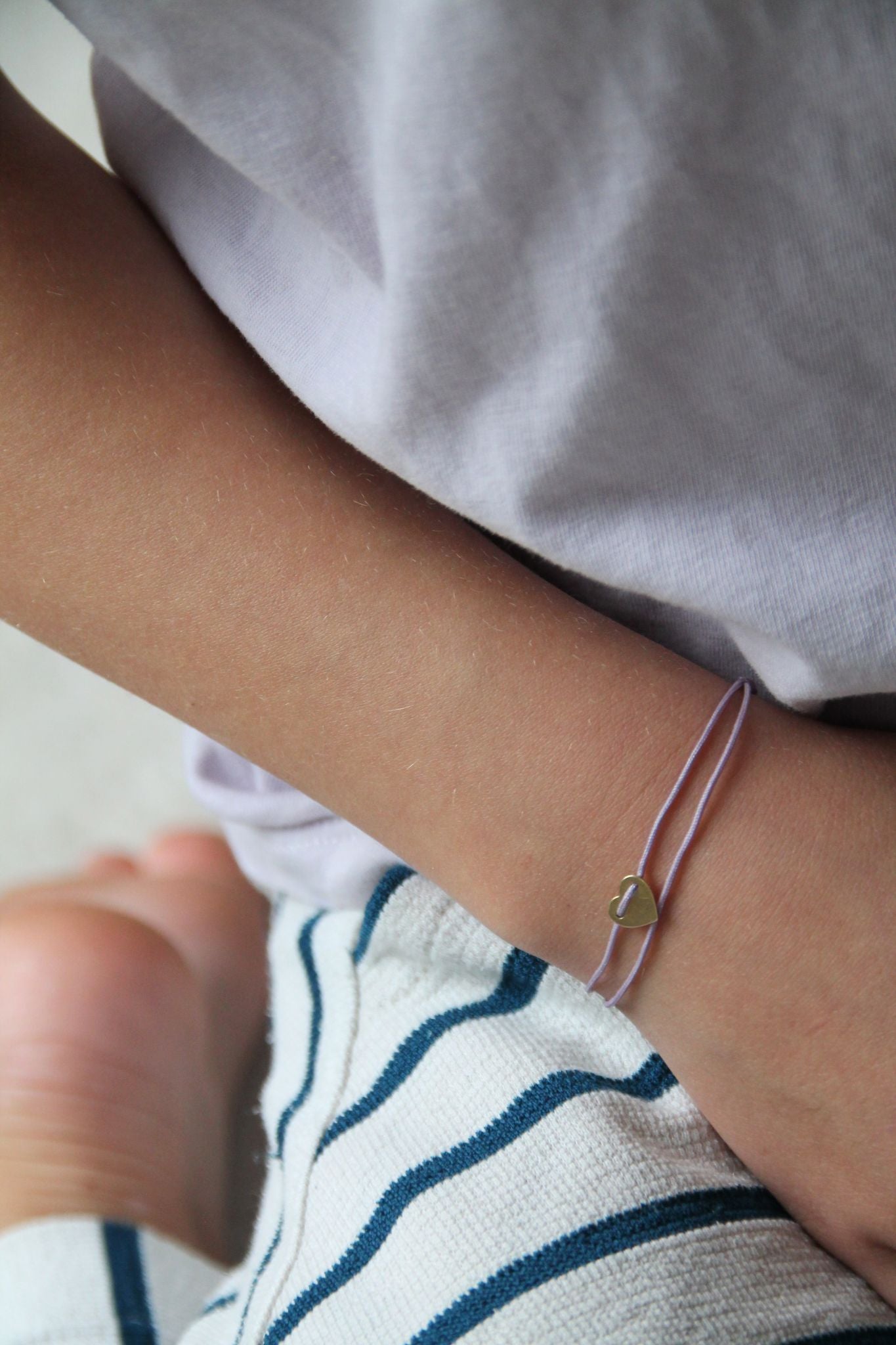 MYLOVE I STOFFARMBAND FÜR KINDER mit Herz als Anhänger I 8K GOLD
