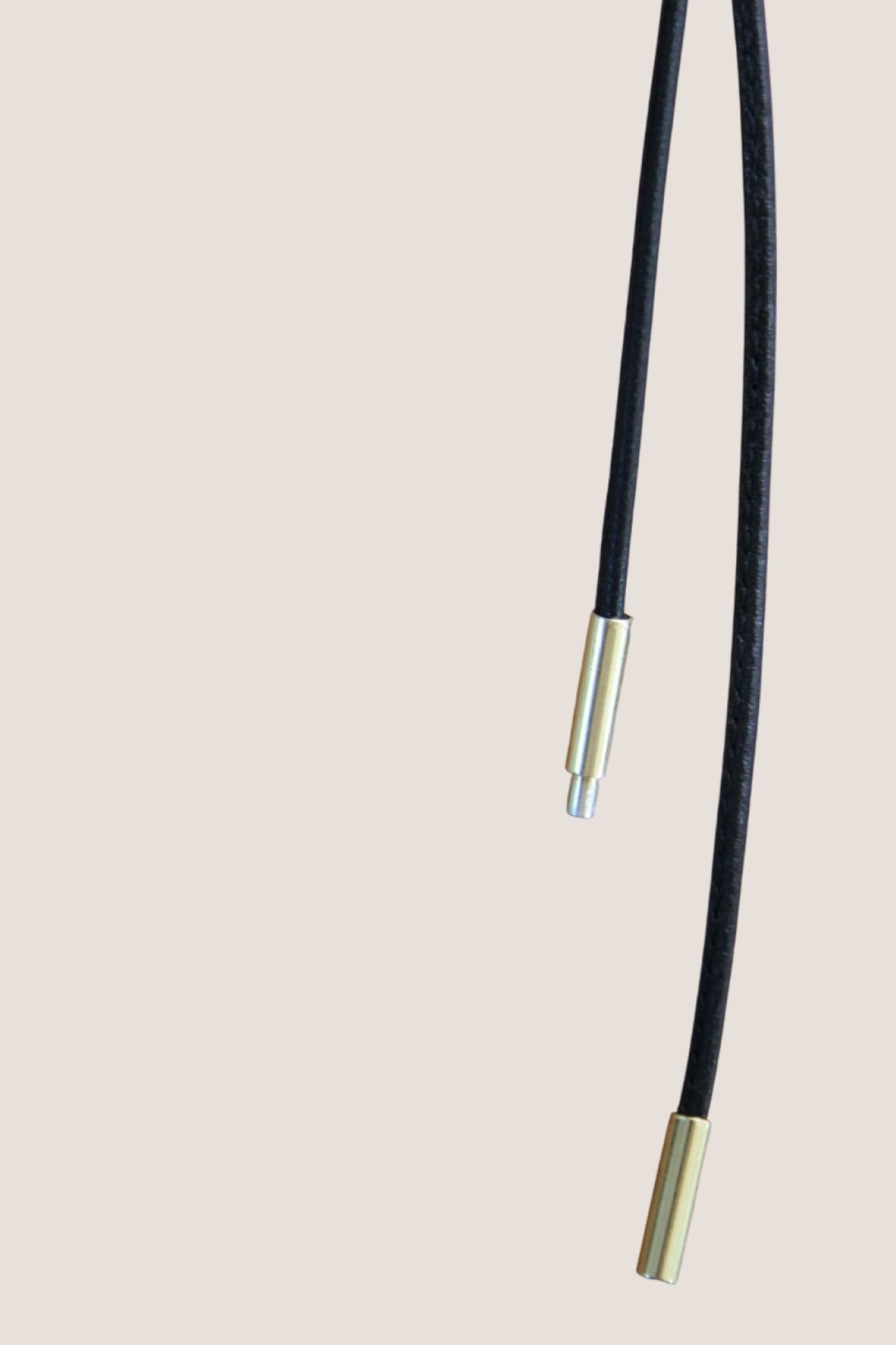 STITCHED LEATHER I Verstellbares Halsband mit 14 mm Gravurplättchen als Anhänger