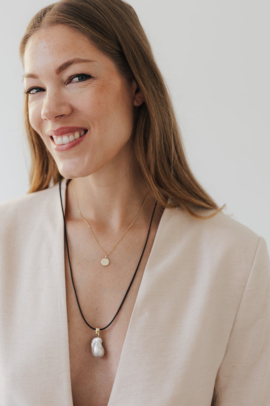 STITCHED LEATHER I Verstellbares Halsband mit Süsswasserperle als Anhänger