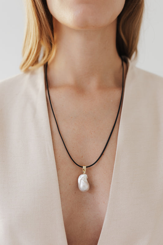 STITCHED LEATHER I Verstellbares Halsband mit Süsswasserperle als Anhänger