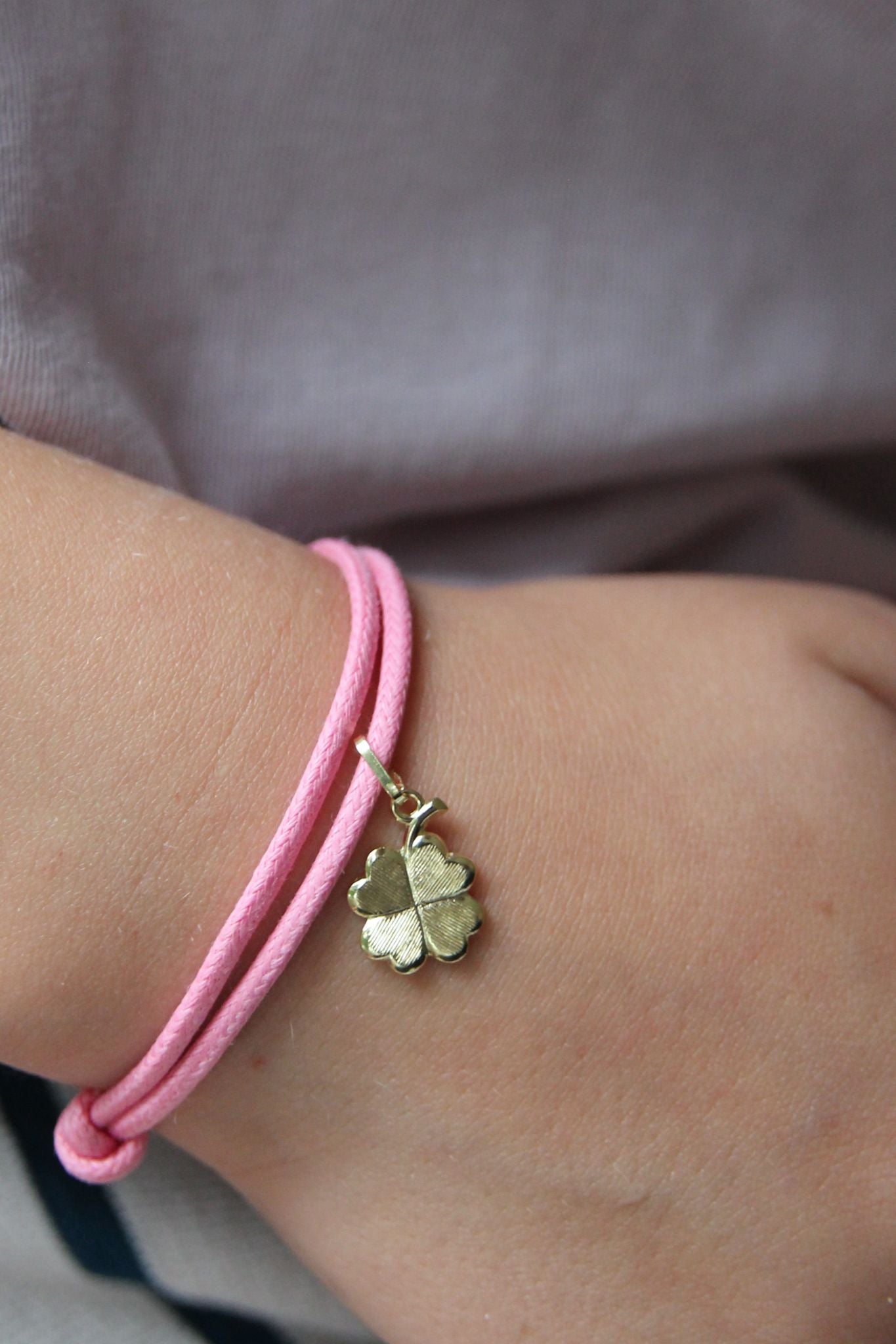 CHARMS COLLECTION FÜR KINDER I STOFFARMBAND mit Kleeblatt I 8K GOLD