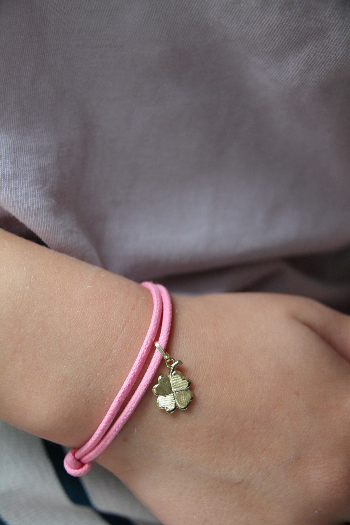 CHARMS COLLECTION FÜR KINDER I STOFFARMBAND mit Kleeblatt I 8K GOLD