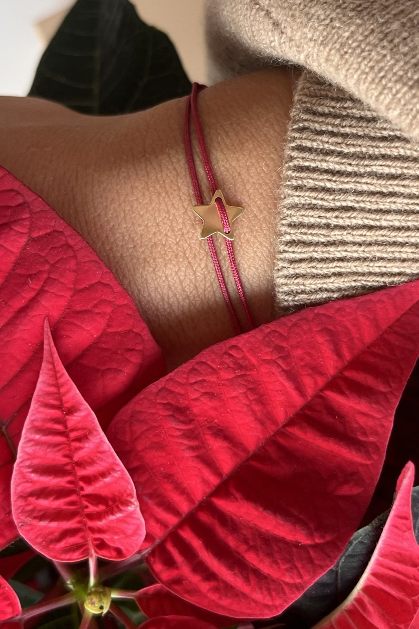 MYSTAR I LIMITED XMAS EDITION Weinrotes Stoffarmband mit Stern als Anhänger I 8K GOLD