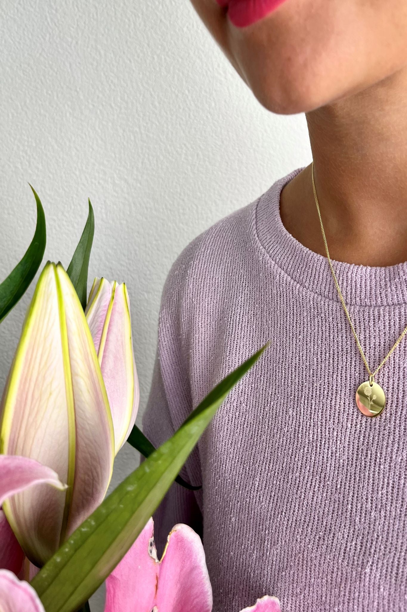 blooming GRACE I KETTE 8K GOLD MIT GEBURTSBLUME Lang, filigran mit großem Plättchen in 16 mm