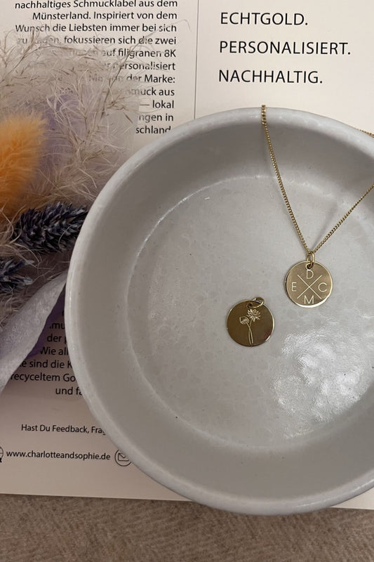 FLORISH I KETTE 8K GOLD MIT GEBURTSBLUME Kurz, filigran mit mittelgroßem Plättchen in 14 mm