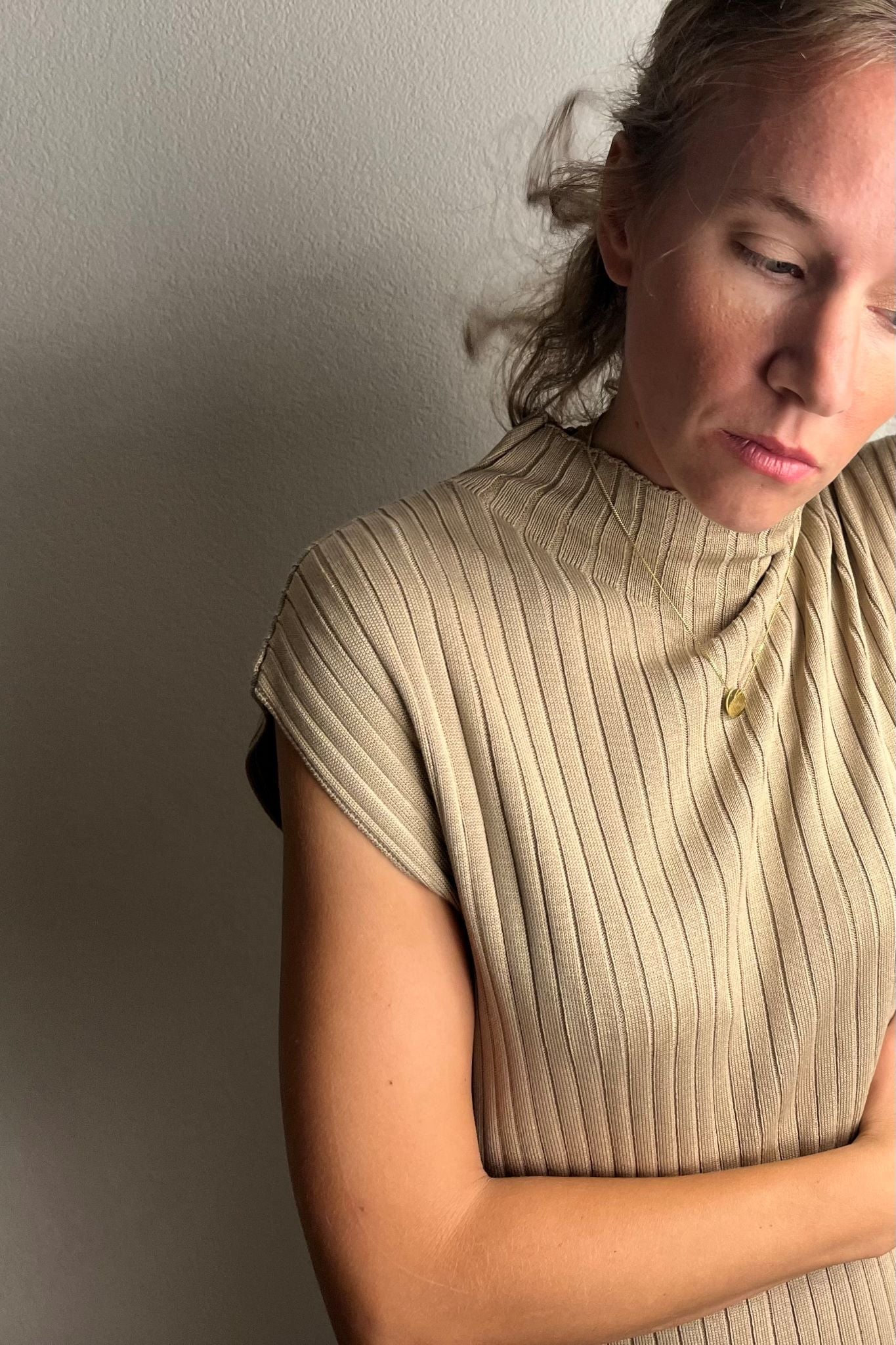 EMBRACE I KETTE 8K GOLD Lang, filigran mit eingefasstem Plättchen in 14 mm