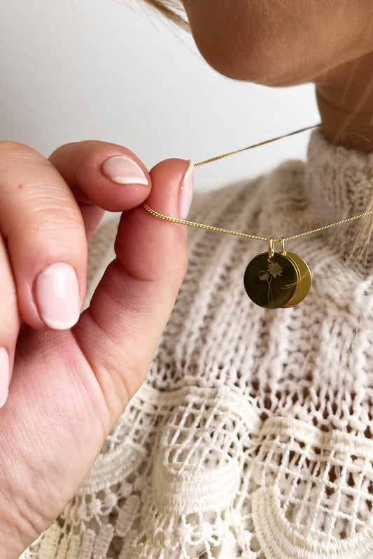 blooming GLOW I KETTE 8K GOLD MIT GEBURTSBLUME Kurz, filigran mit mittelgroßem Plättchen in 14 mm
