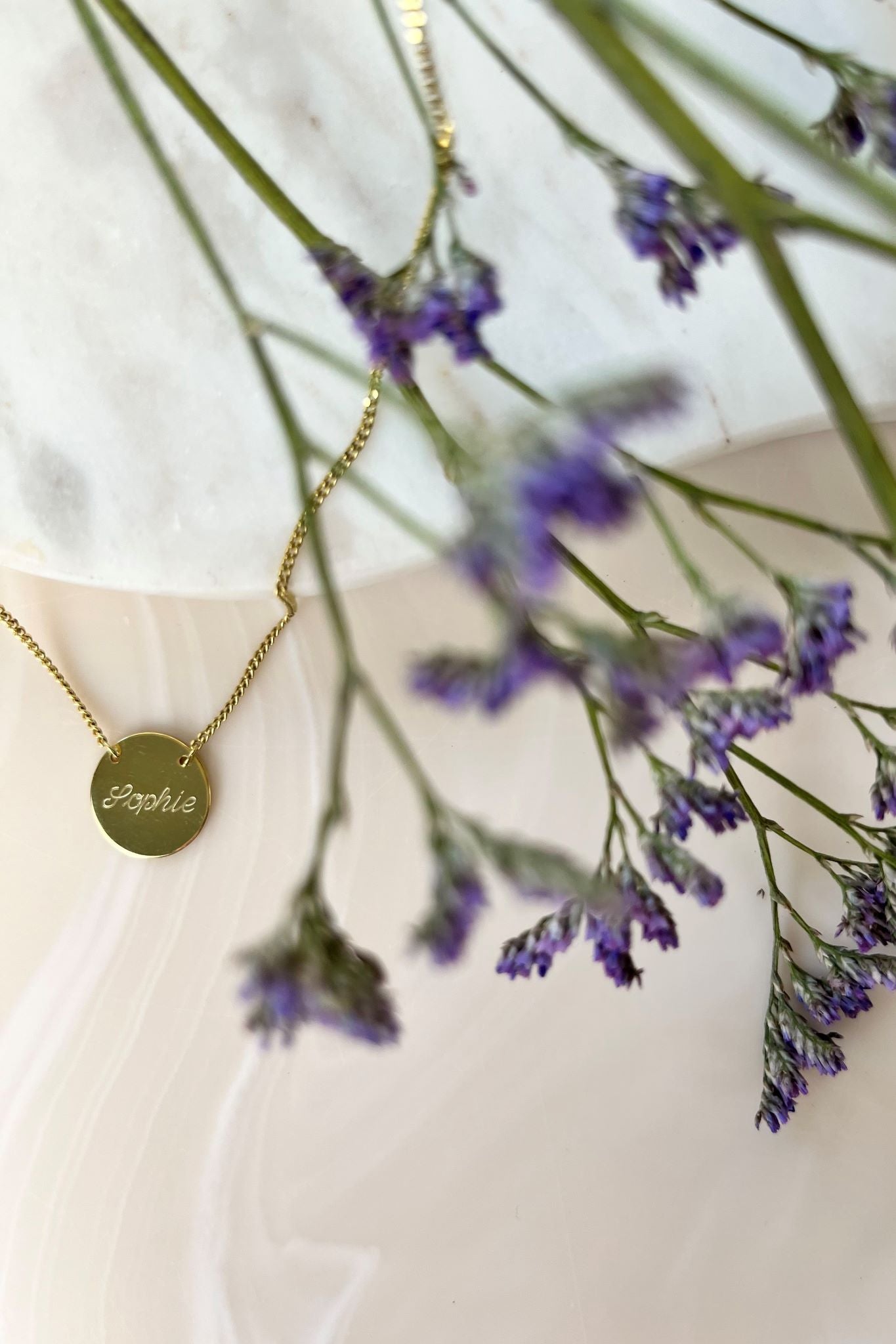 EMBRACE I KETTE 8K GOLD Lang, filigran mit eingefasstem Plättchen in 14 mm