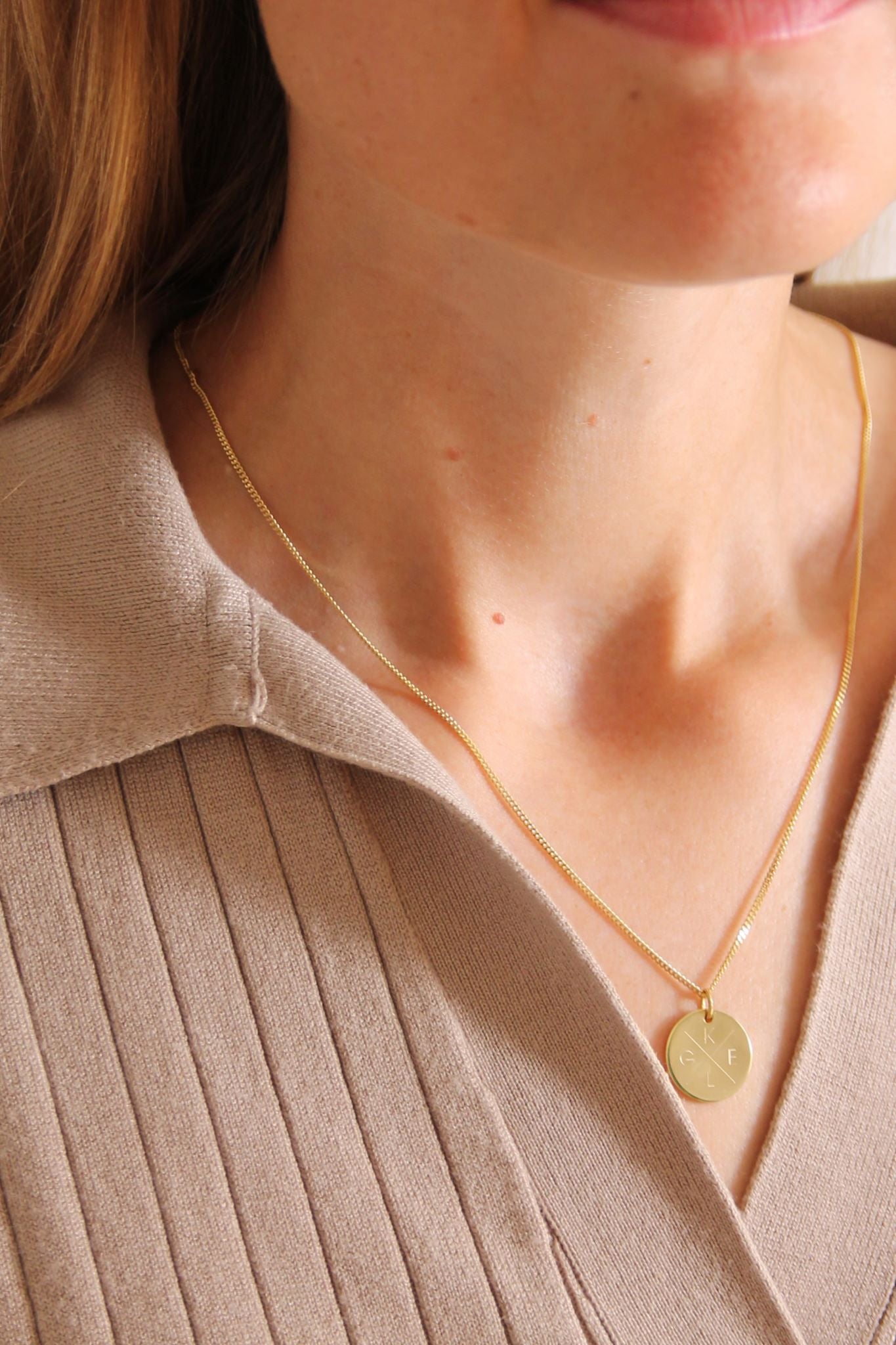 GRACE I KETTE 8K GOLD Lang, filigran mit großem Plättchen in 16 mm
