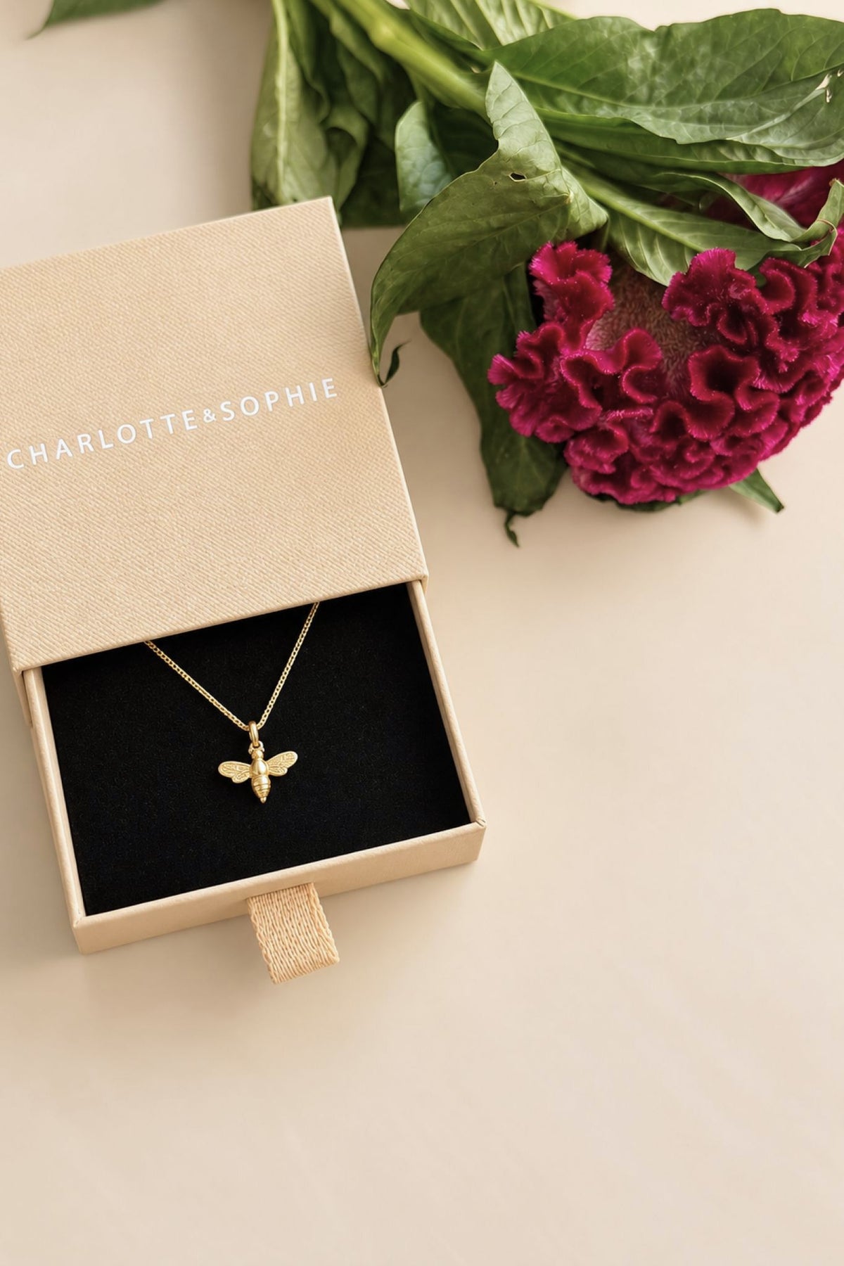 TOGETHER I KETTE Mittellang mit Biene als Anhänger I VERGOLDET - 8K GOLD