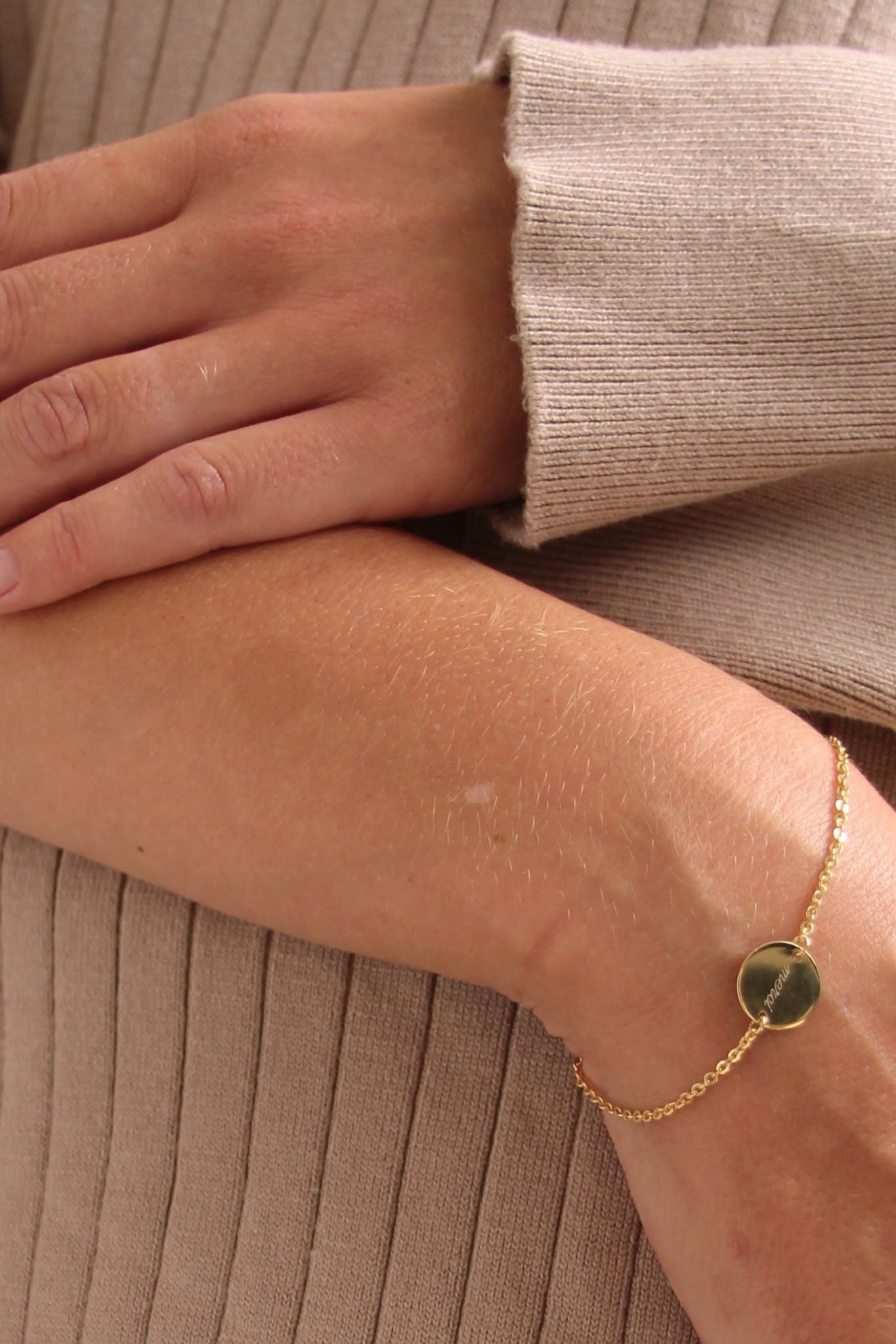 HOLD I ARMBAND 8 K GOLD Mit runden, eingefassten Plättchen in 12 mm