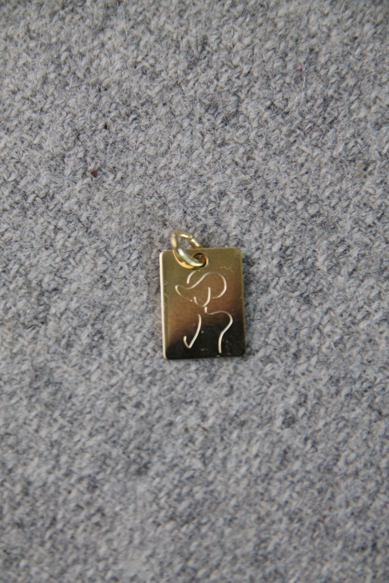 EINZELNER RECHTECKIGER ANHÄNGER mit der Silhouette einer Frau I 8 K GOLD