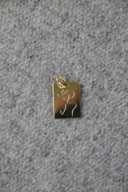 EINZELNER RECHTECKIGER ANHÄNGER mit der Silhouette einer Frau I 8 K GOLD