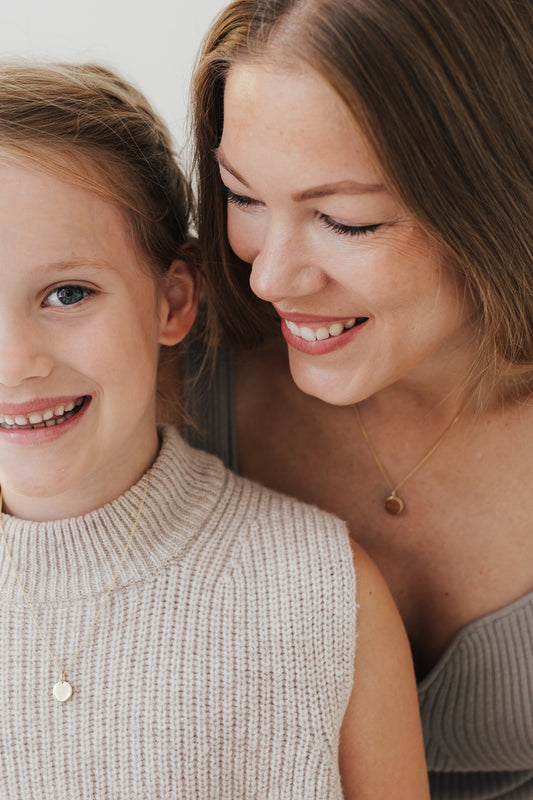 KIND I KETTE 8K GOLD Kurz, filigran mit kleinem Plättchen in 10 mm