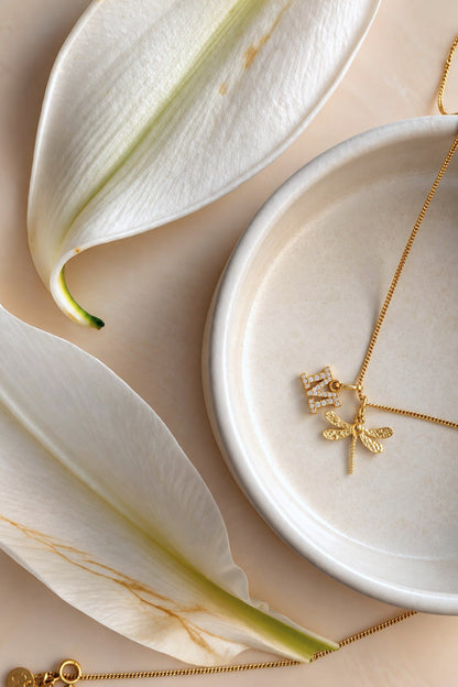 WRITE YOUR STORY I KETTE Mittellang mit Initial Anhänger Zirkonia I VERGOLDET - 8K GOLD