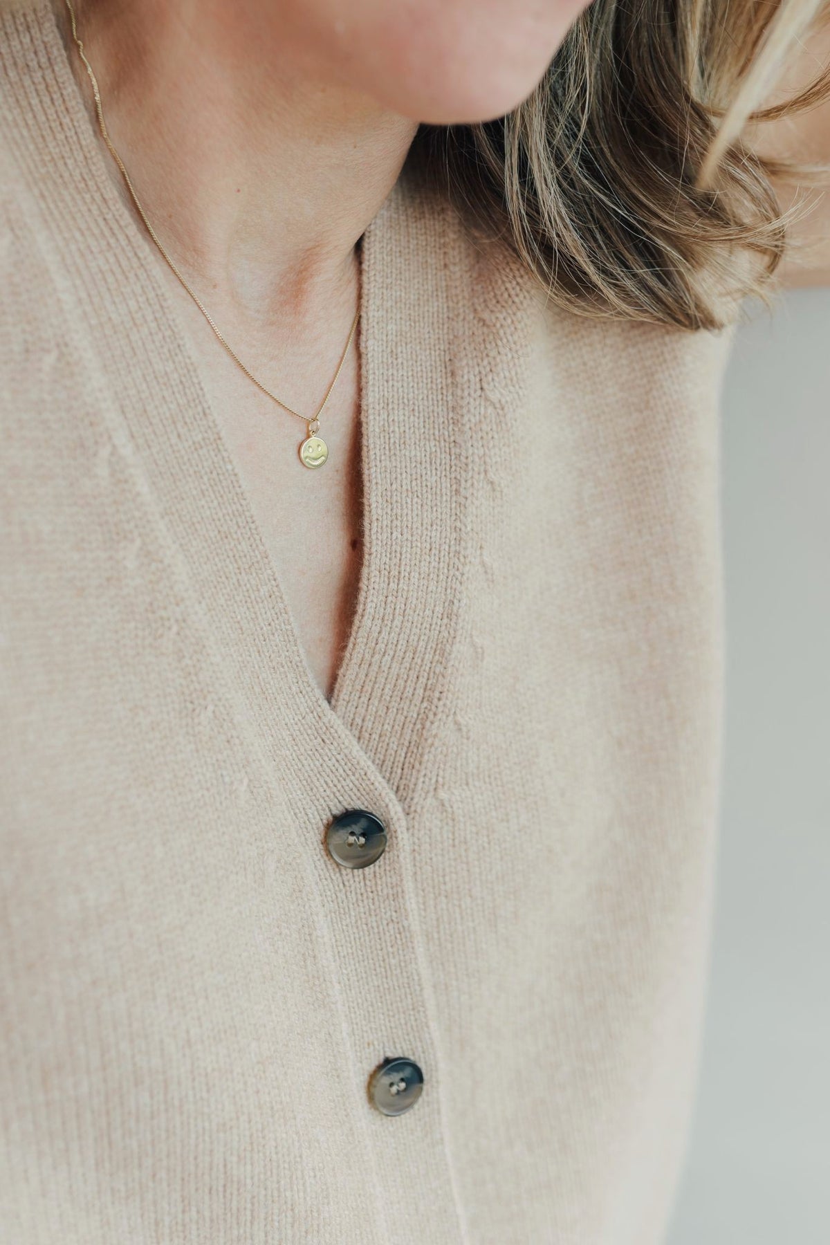 JOY I KETTE Mittellang mit lächelndem Gesicht als Anhänger I VERGOLDET - 8K GOLD