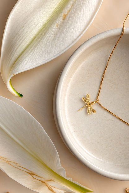 LIGHT I KETTE Mittellang mit Libelle als Anhänger I VERGOLDET - 8K GOLD
