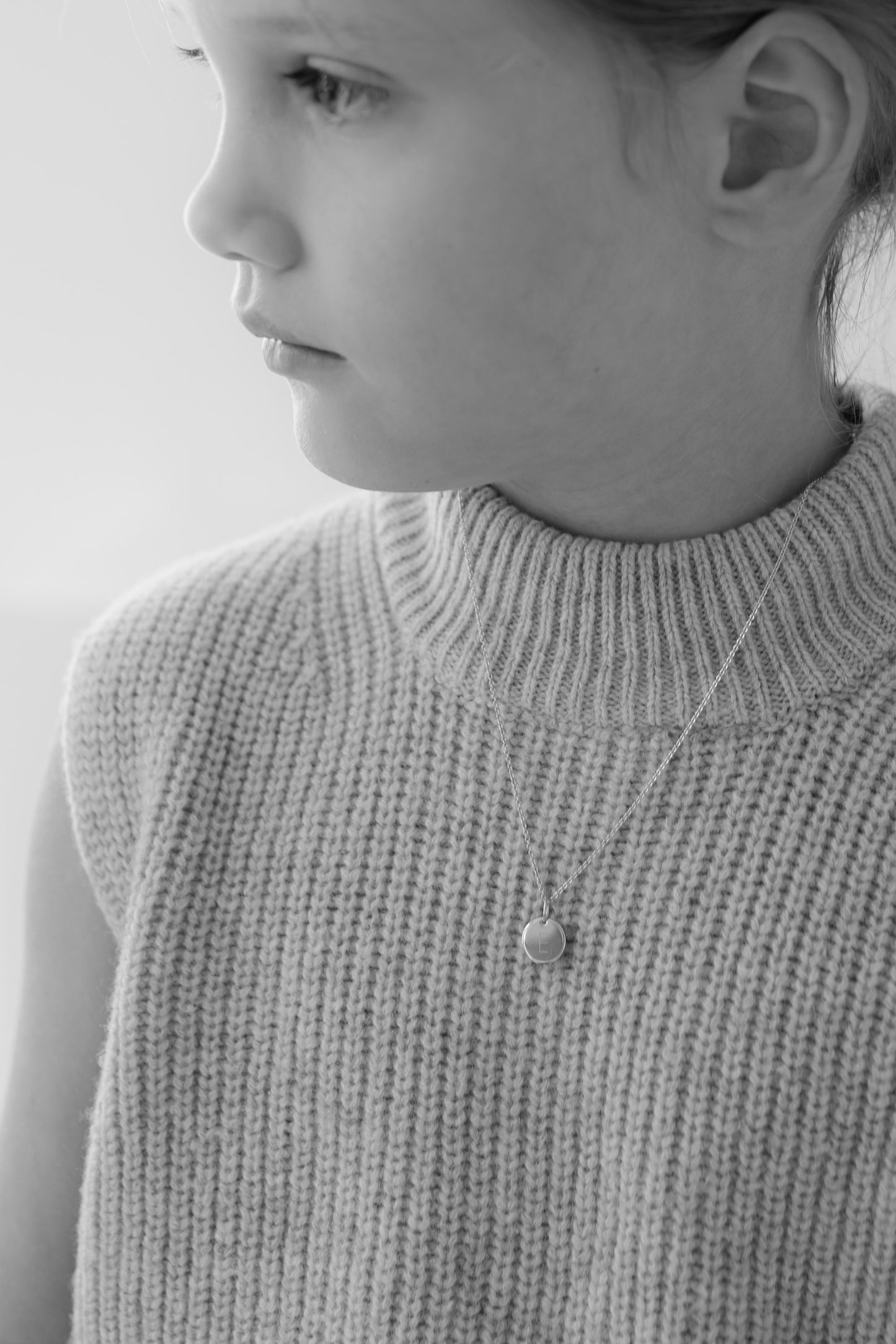 AURA I KINDERKETTE 8K GOLD Kurz, filigran mit kleinem Plättchen in 10 mm