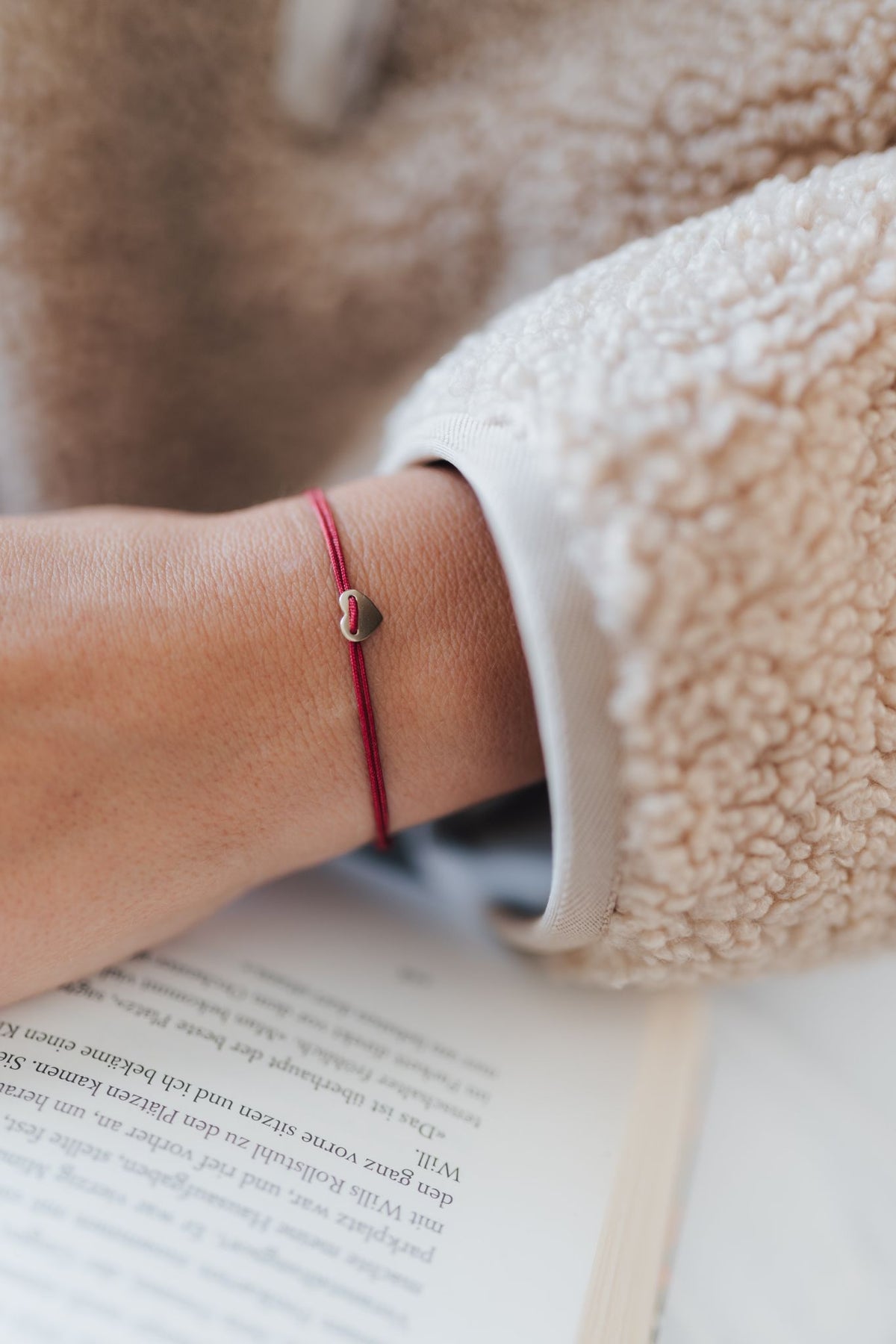 MYLOVE I WEINROTES STOFFARMBAND mit eingefasstem Herz