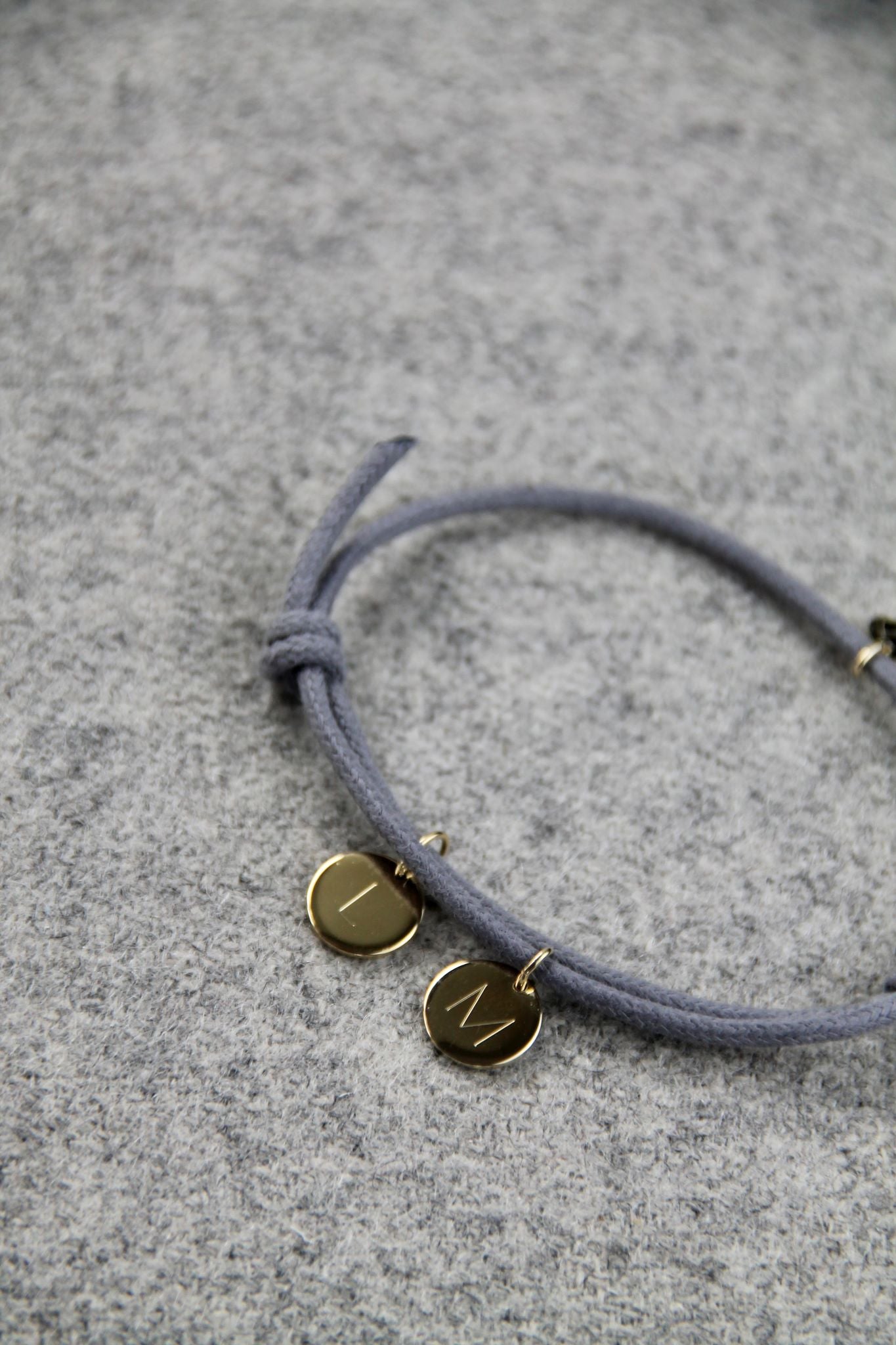 CHARMS COLLECTION I STOFFARMBAND mit zwei runden Plättchen I 8K GOLD