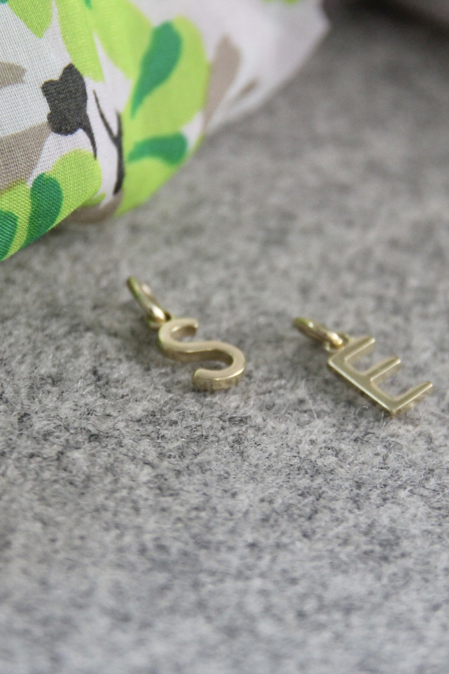 WRITE YOUR STORY I INITIAL ANHÄNGER I 8K GOLD