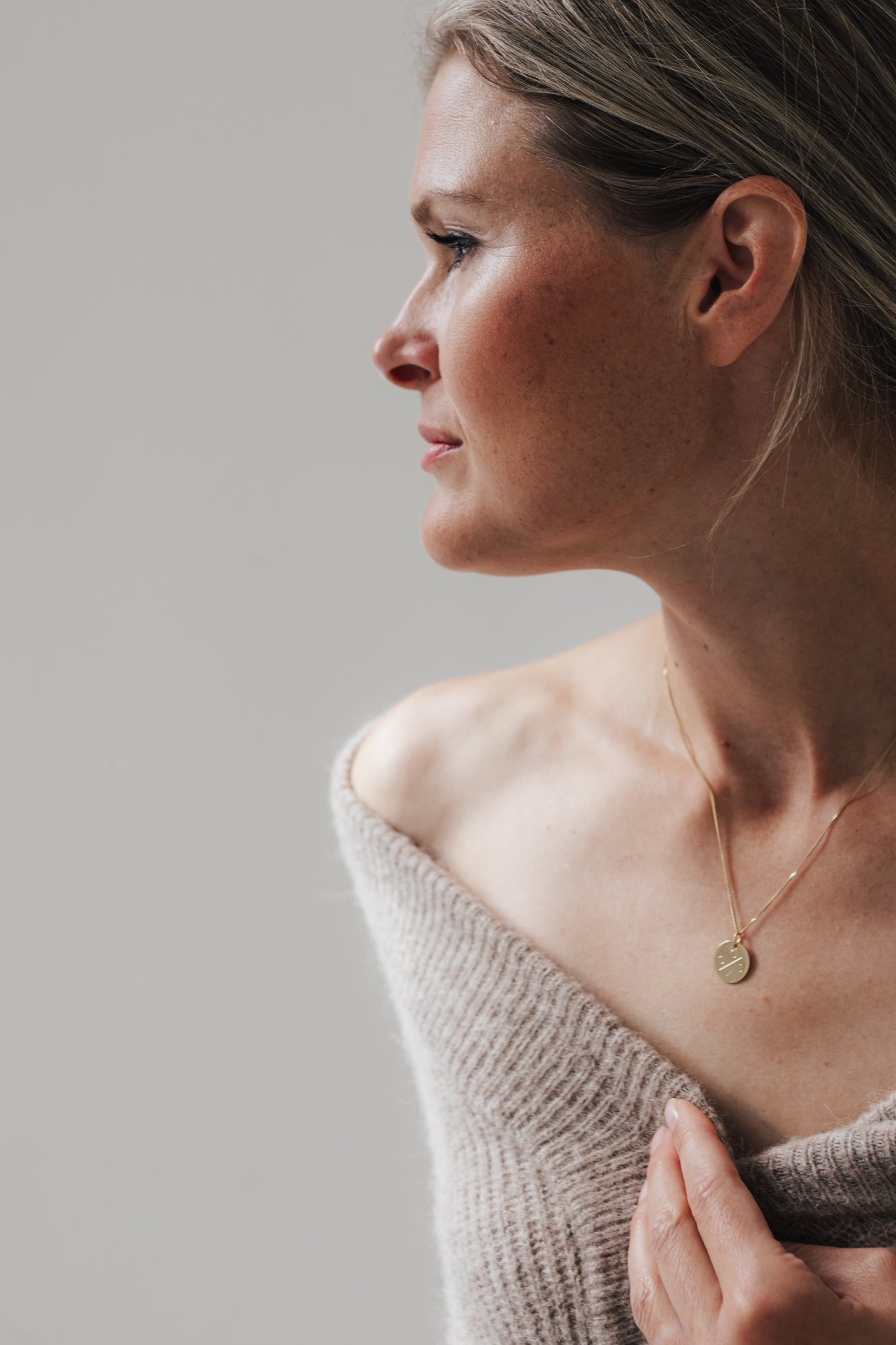 GLOW I KETTE 8K GOLD Mittellang, filigran mit mittelgroßem Plättchen in 14 mm