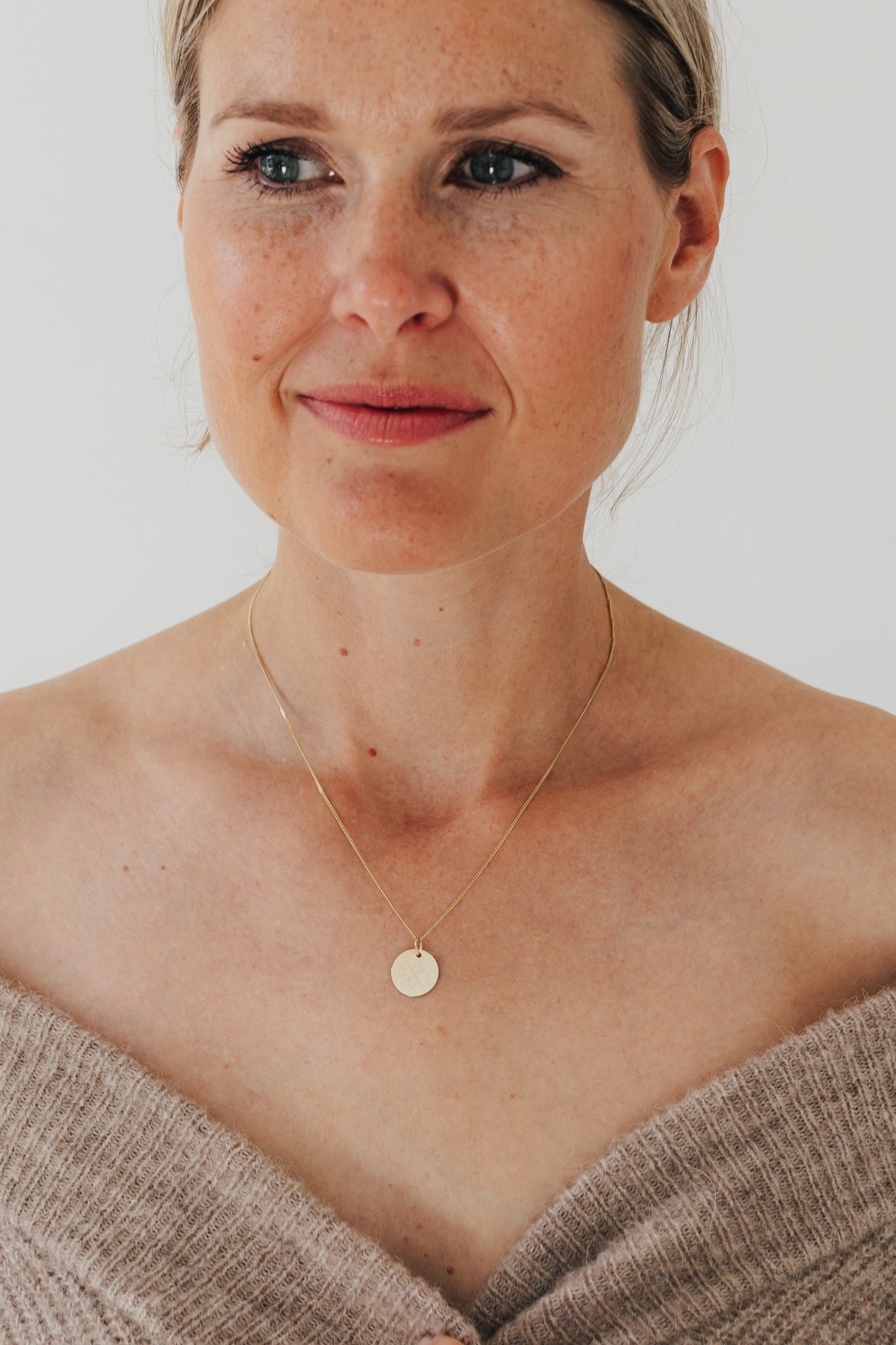 GLOW I KETTE 8K GOLD Mittellang, filigran mit mittelgroßem Plättchen in 14 mm