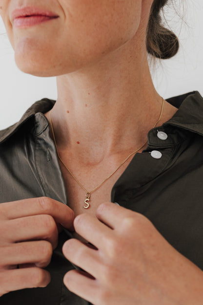 WRITE YOUR STORY I INITIAL KETTE 8K GOLD Mittellang, filigran mit einem Initial in 10 mm