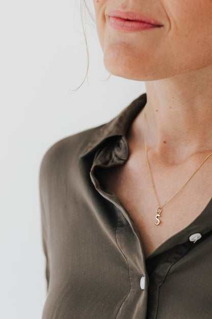 WRITE YOUR STORY I INITIAL KETTE 8K GOLD Mittellang, filigran mit einem Initial in 10 mm