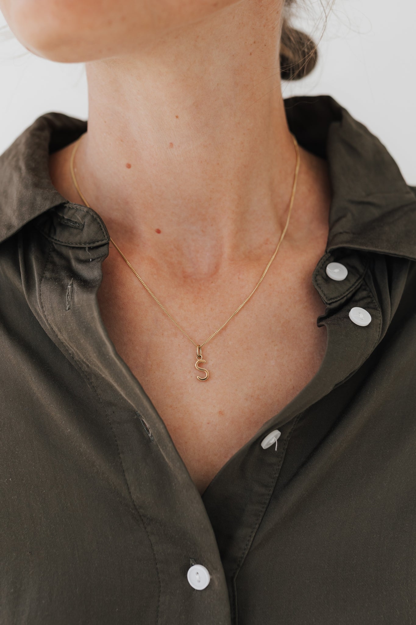 WRITE YOUR STORY I INITIAL KETTE 8K GOLD Mittellang, filigran mit einem Initial in 10 mm