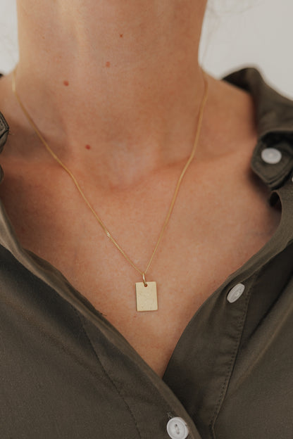 HONOUR I KETTE 8K GOLD Mittellang mit rechteckigem Anhänger