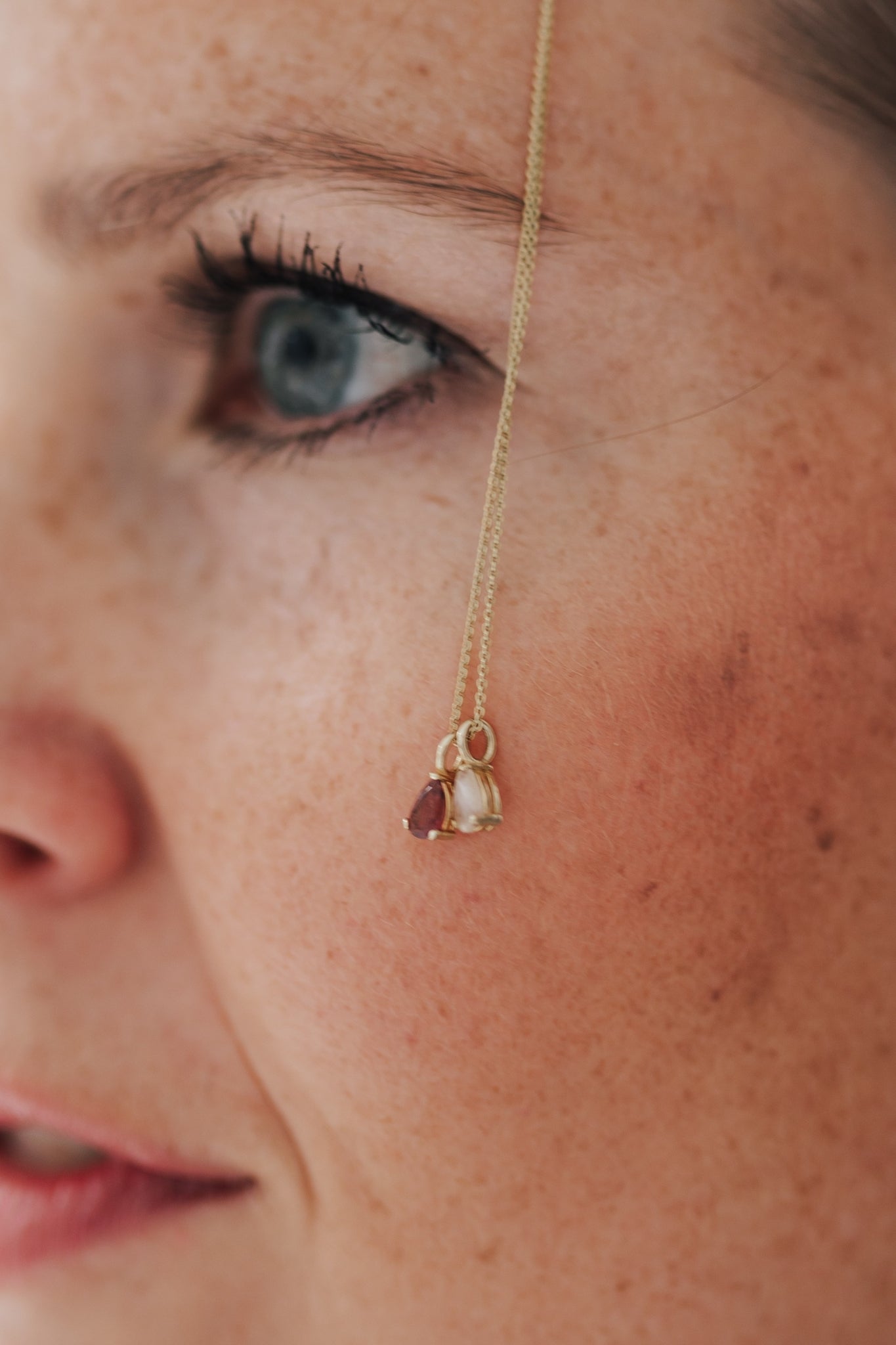 BIRTHSTONE 2 I KETTE 8K GOLD Mittellang, sehr fein mit zwei Geburtssteinen als Anhänger