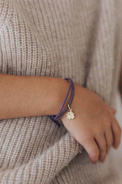 CHARMS COLLECTION FÜR KINDER I STOFFARMBAND mit Kleeblatt I 8K GOLD