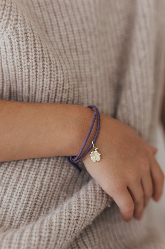 CHARMS COLLECTION FÜR KINDER I STOFFARMBAND mit Kleeblatt I 8K GOLD