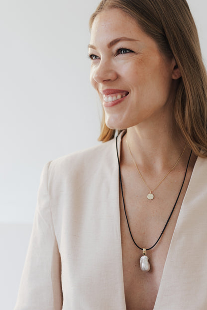 STITCHED LEATHER I Verstellbares Halsband mit Süsswasserperle als Anhänger