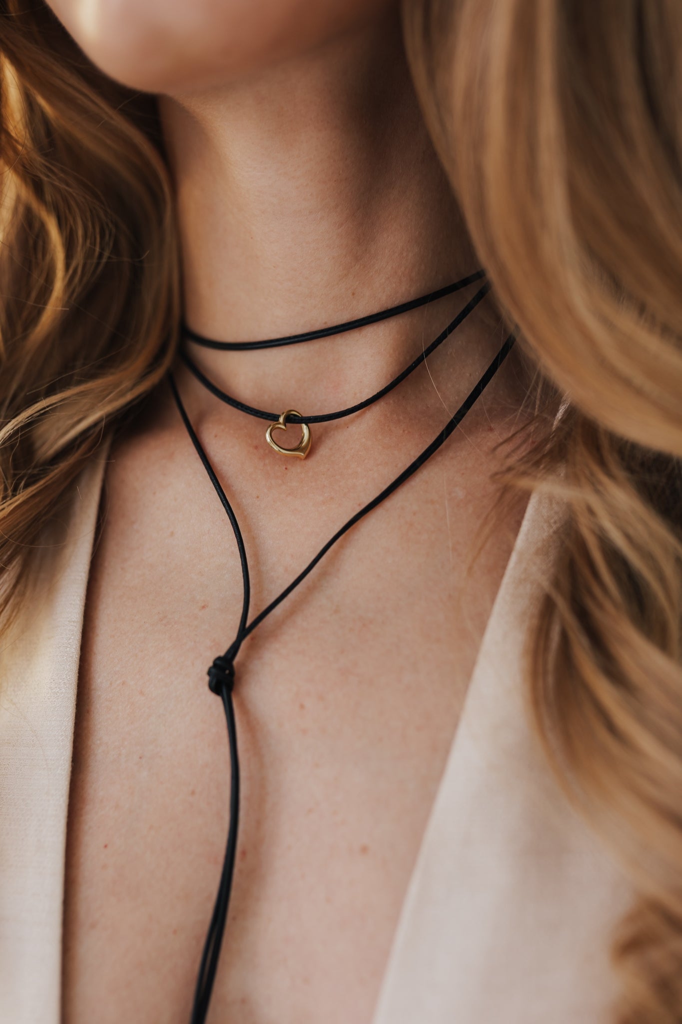 STITCHED LEATHER I Verstellbares Halsband mit Bubble Herz als Anhänger