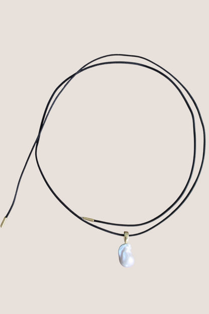 STITCHED LEATHER I Verstellbares Halsband mit Süsswasserperle als Anhänger