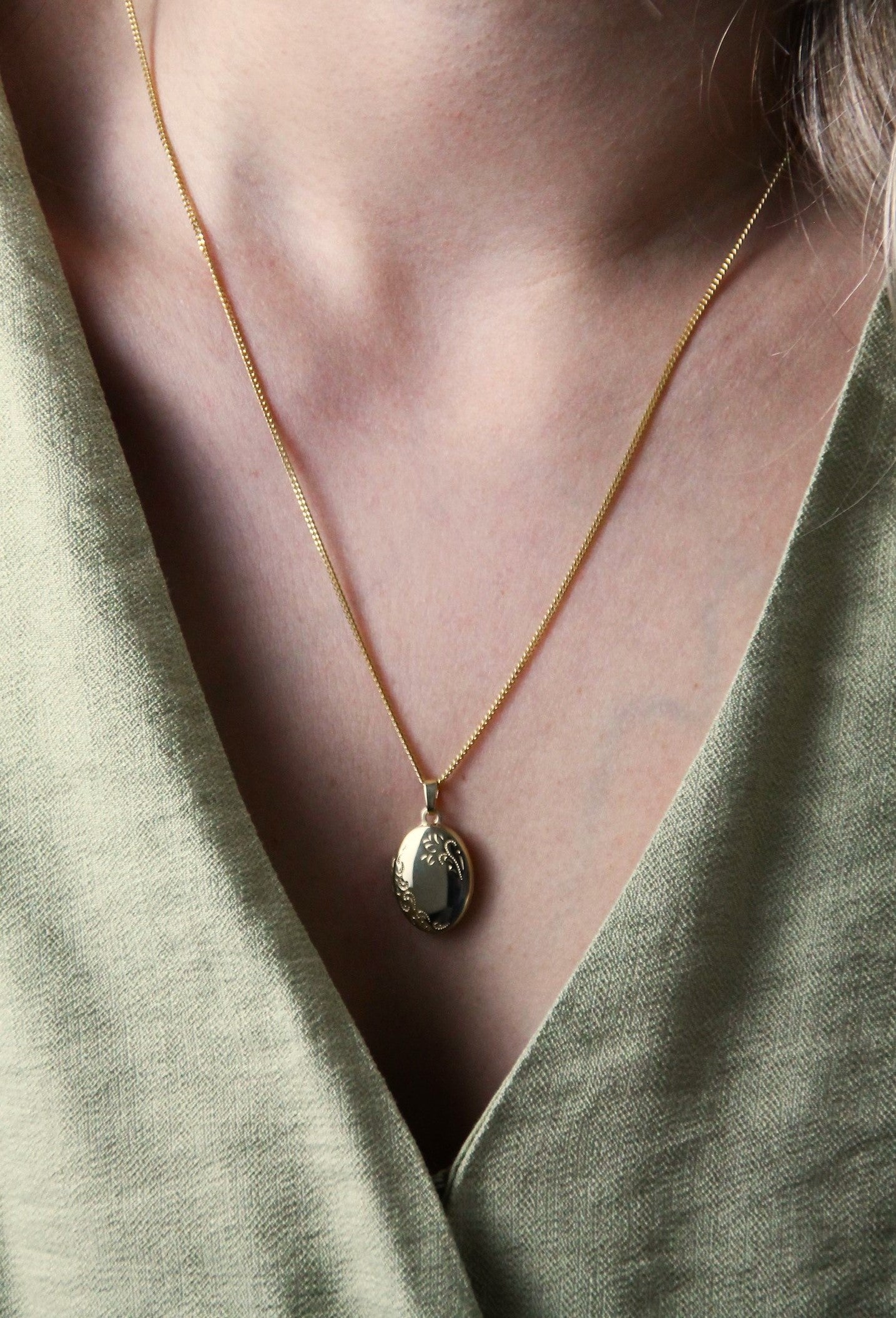 PHOTOGRAPH I KETTE 8K GOLD Lang, filigran mit einem Medaillon in 25 mm
