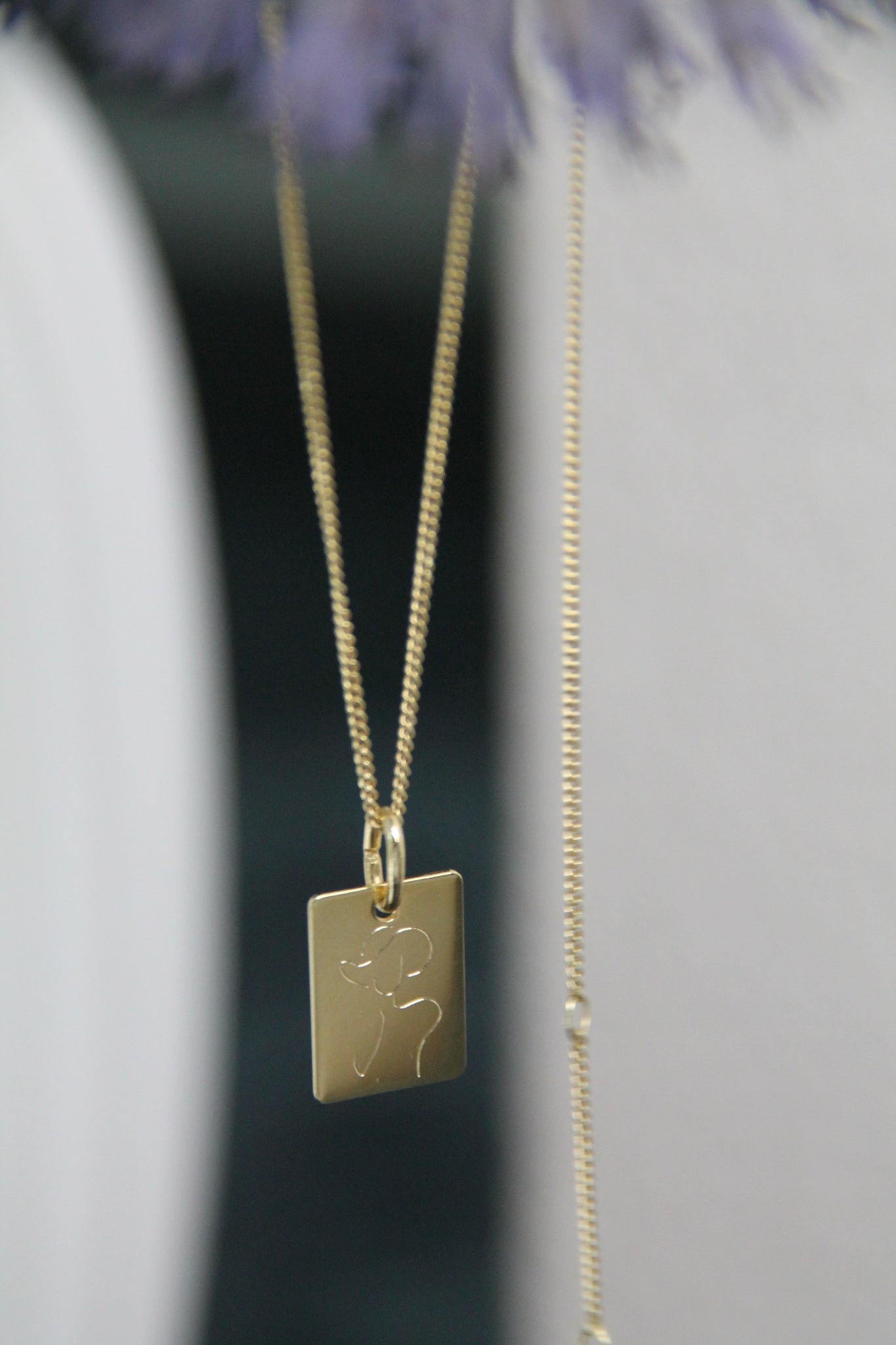 HONOUR I KETTE 8K GOLD Mittellang mit rechteckigem Anhänger