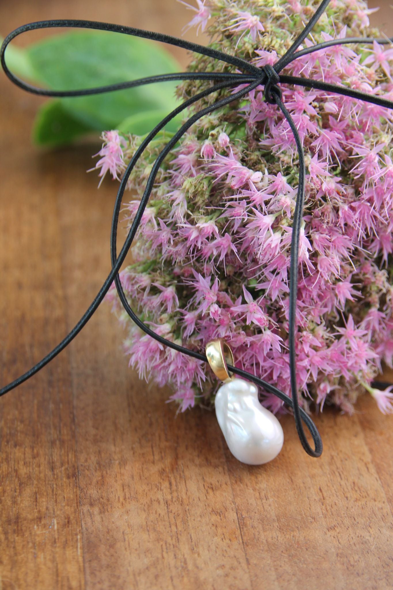 STITCHED LEATHER I Verstellbares Halsband mit Süsswasserperle als Anhänger