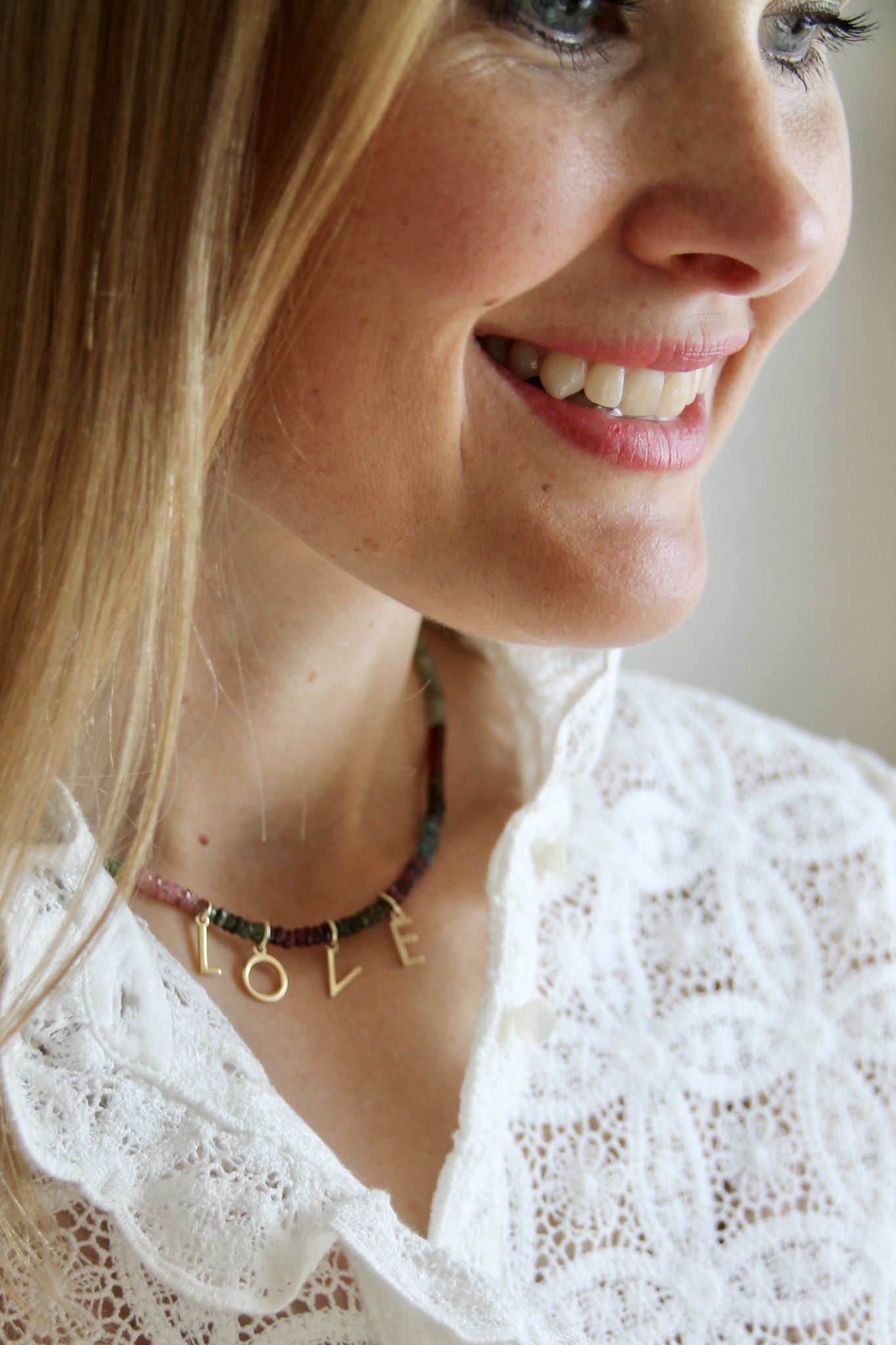 ALL YOU NEED IS LOVE I PERLENKETTE mit vergoldeten Initialen