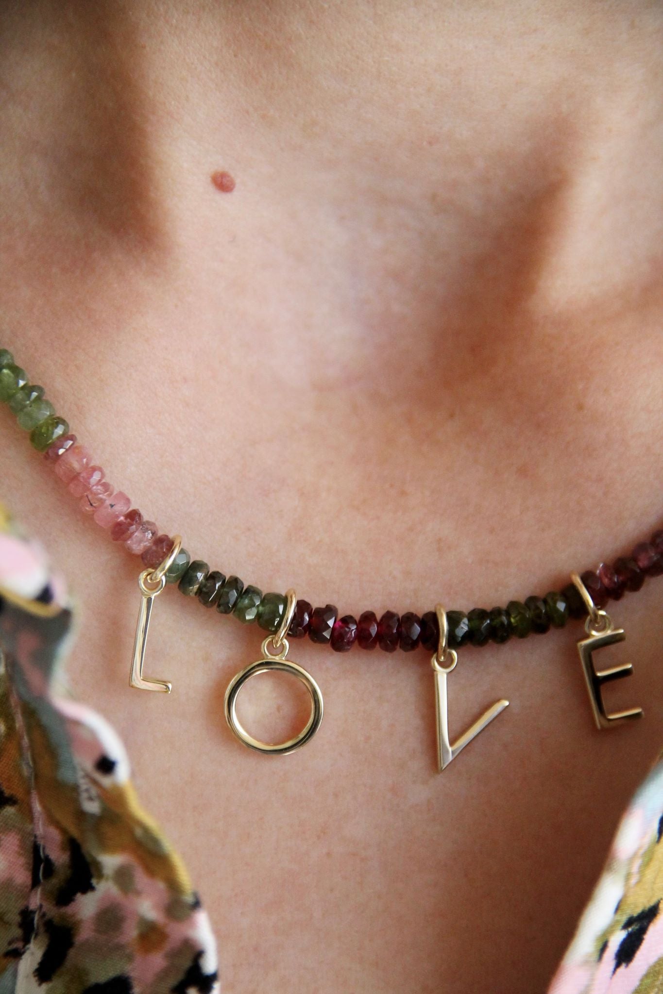 ALL YOU NEED IS LOVE I PERLENKETTE mit vergoldeten Initialen